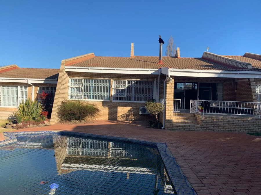 5 Bedroom Property for Sale in Ladybrand Free State